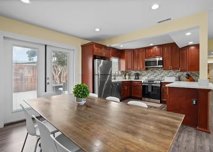 Dog Friendly Home Near The Beach With Grill, Fire Pit, Enclosed Backyard